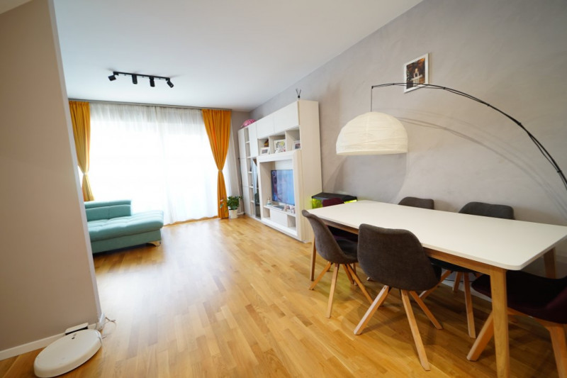 Vanzare apartament 3 camere +50 mp gradina in Vila in Europa
