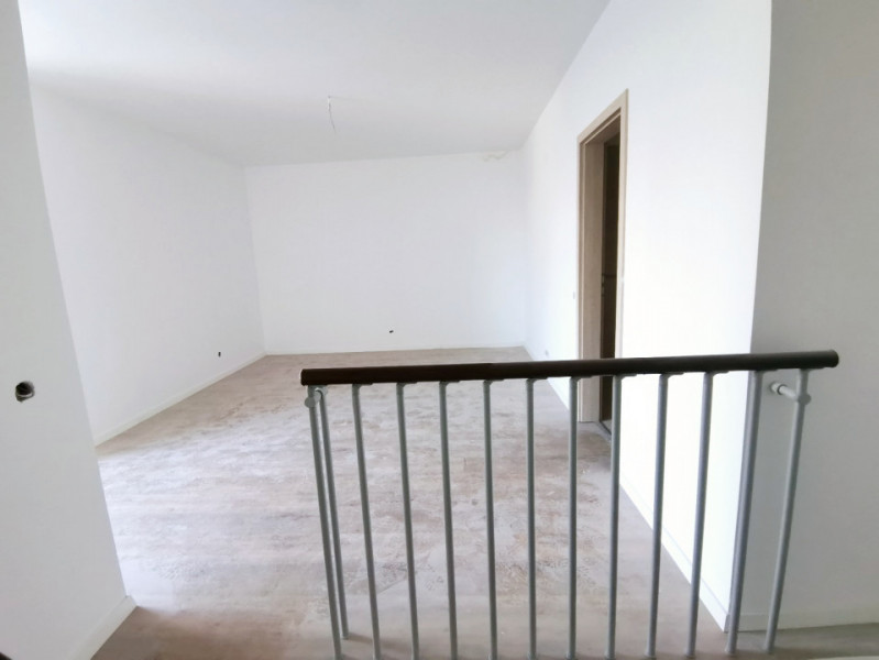 Apartment 3 camere în Grigorescu  cu scara interioară ,82 mp, finisat 