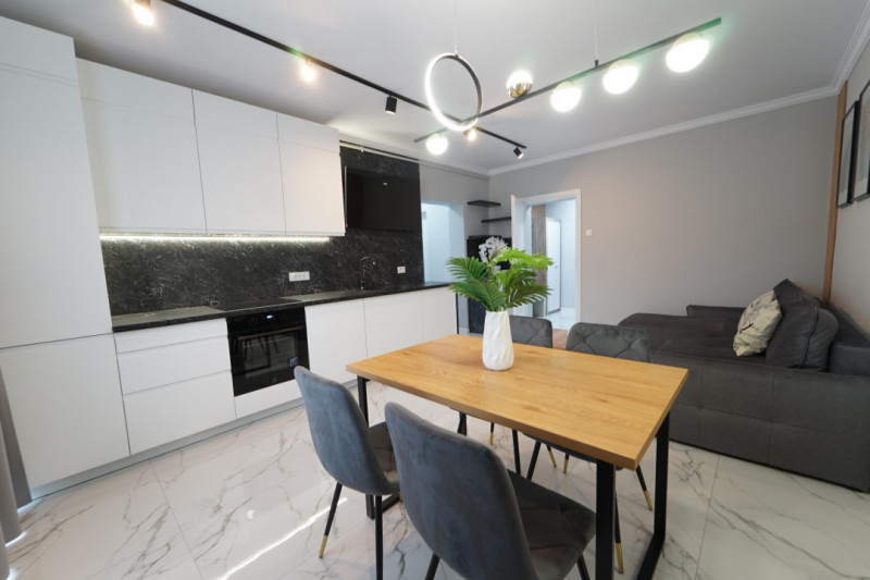 Prima Inchiriere ! Apartament  de 3 camere in Centru str Republicii