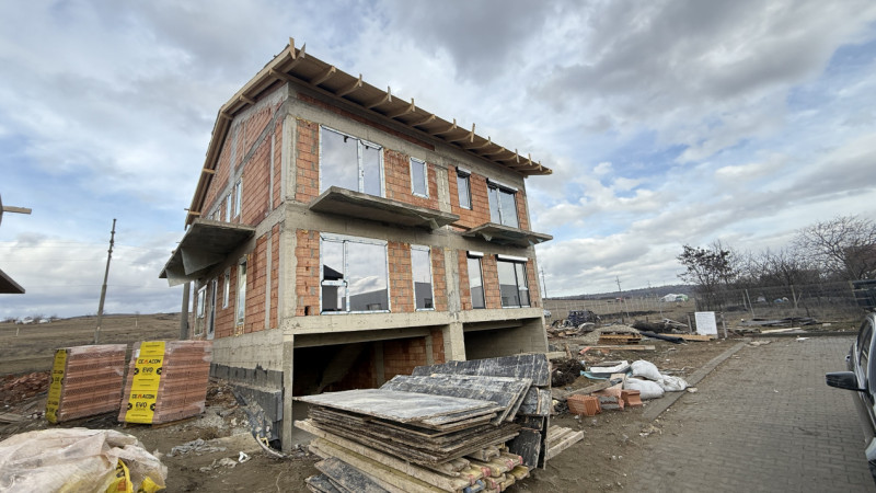  Vanzare Duplex in Dambul Rotund, 4 camere 202 mp,teren 234mp