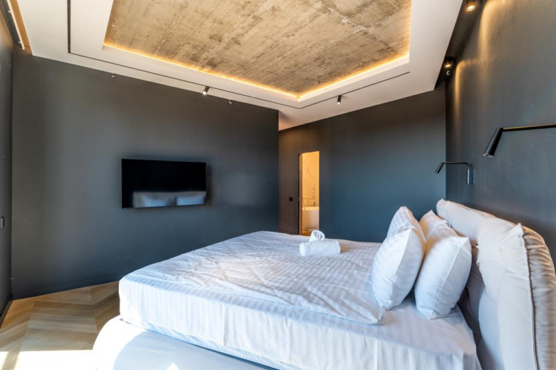 Inchiriere Penthouse de Lux cu 4 camere ,Centru, terasa 200mp