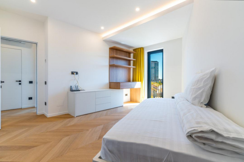 Inchiriere Penthouse de Lux cu 4 camere ,Centru, terasa 200mp