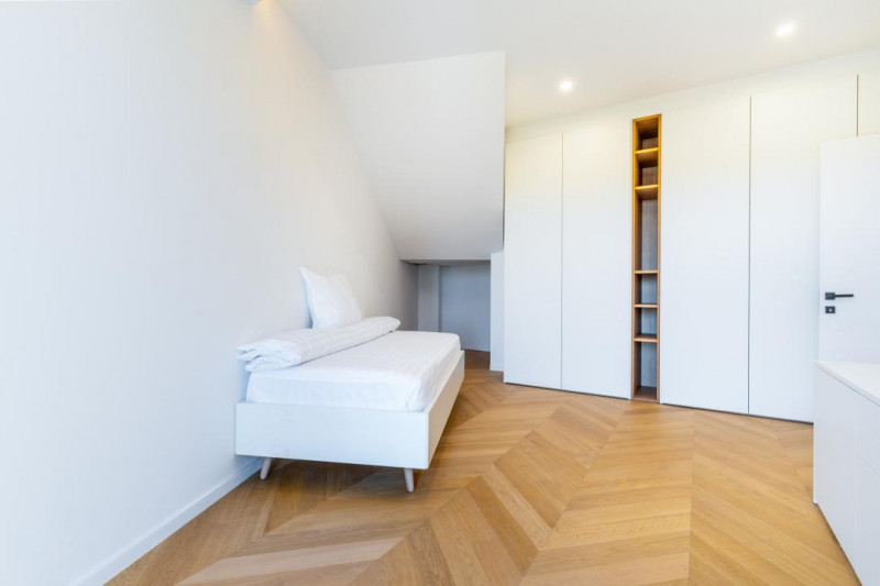 Inchiriere Penthouse de Lux cu 4 camere ,Centru, terasa 200mp