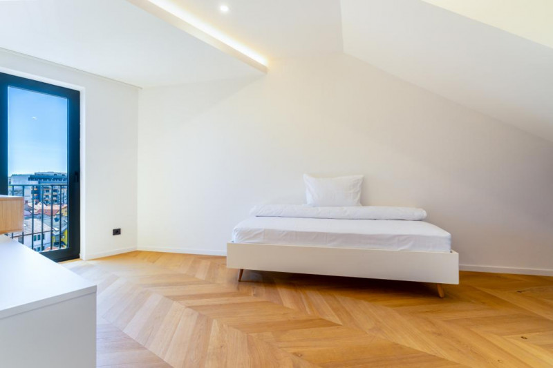 Inchiriere Penthouse de Lux cu 4 camere ,Centru, terasa 200mp