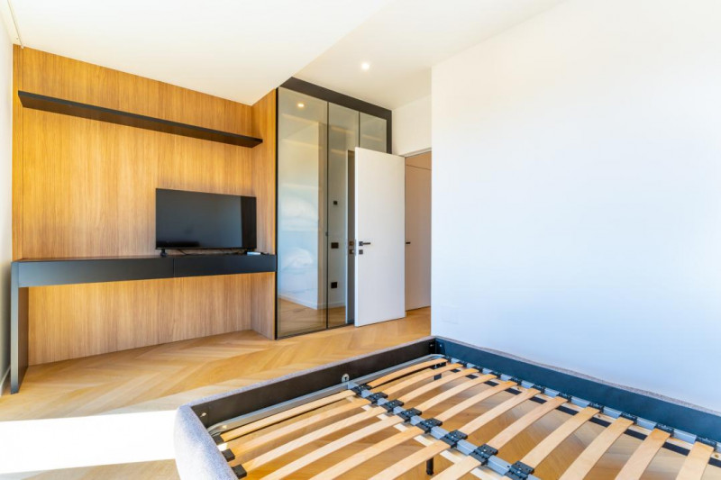 Inchiriere Penthouse de Lux cu 4 camere ,Centru, terasa 200mp